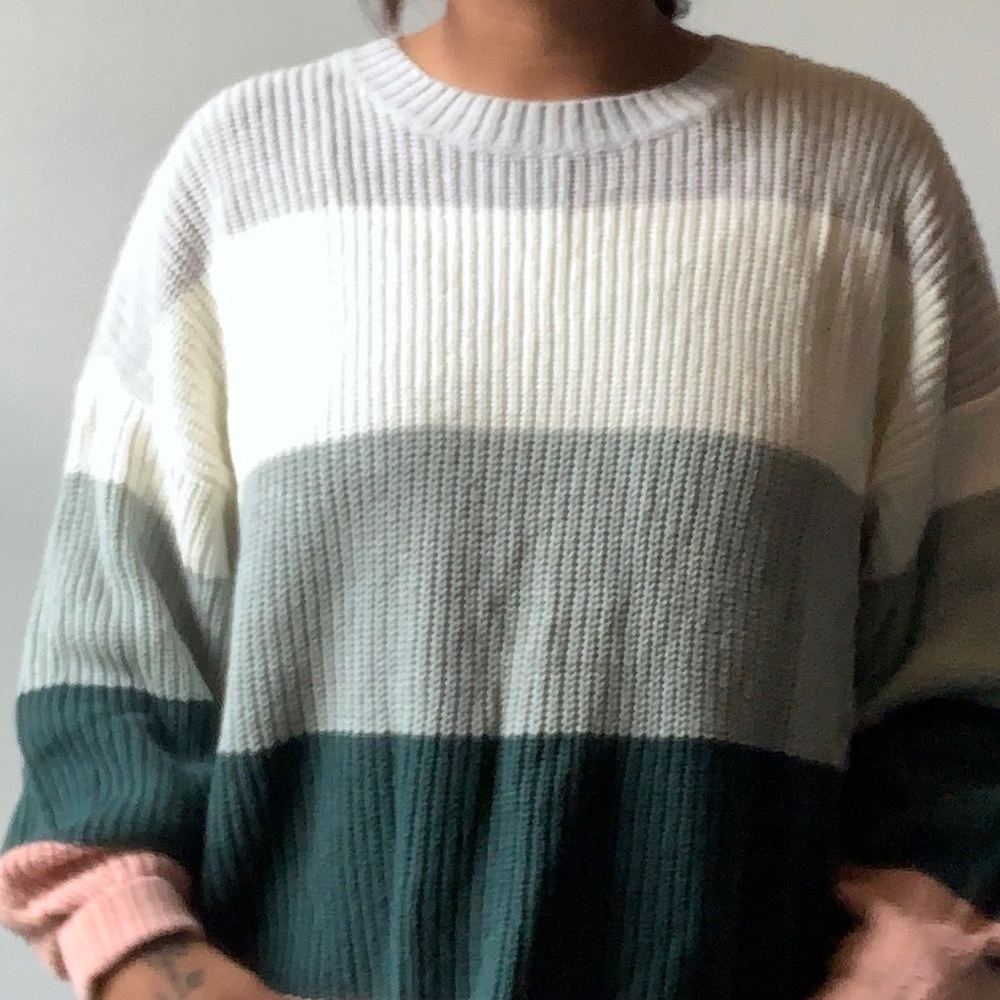 Hollister Oversized Top - Picture 2 of 6